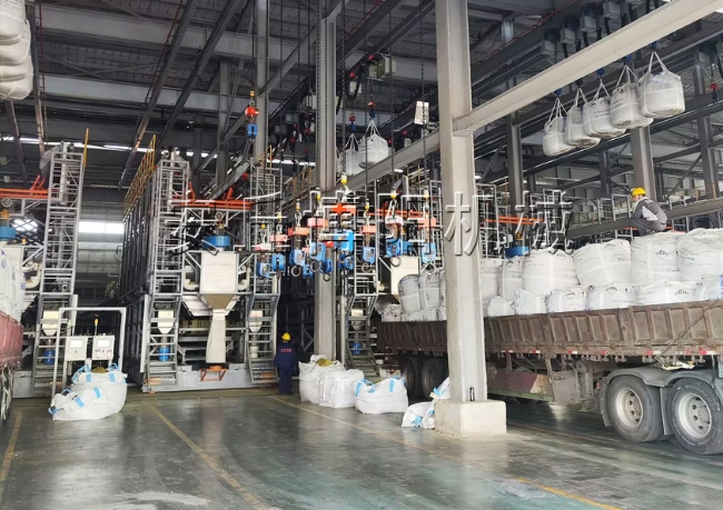 硫酸鎳全自動(dòng)噸袋破袋機(jī)  山東智能噸袋拆包機(jī)案例