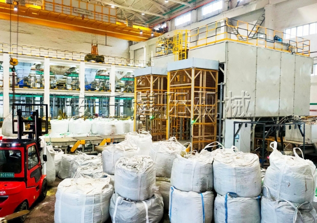 氧化鋁全自動噸袋拆包機(jī)  新疆全自動噸包破包機(jī)  一鍵啟動操作簡單方便