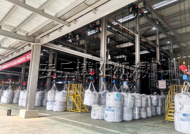 硫酸鎳全自動噸袋拆包機(jī)的應(yīng)用給鋰電行業(yè)帶來了哪些便利？