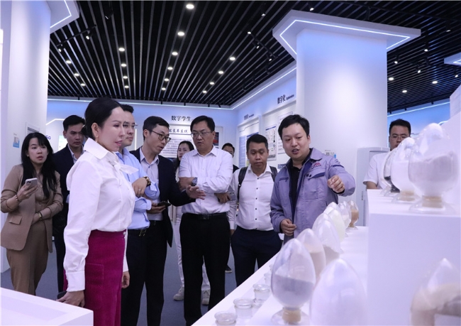 越南同奈省工業(yè)園區(qū)與經(jīng)濟(jì)區(qū)管理委員會主任范越方一行蒞臨博陽機(jī)械考察交流